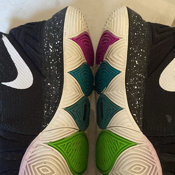 Nike Kyrie Irving basketball shoes - Picture 6 of 12